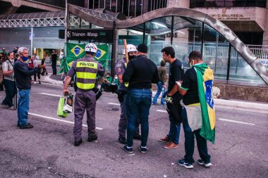 Başkan Bolsonaro 'ya destek gösterisi. 1 Mayıs 2021, Porto Alegre, Brezilya. Protestocular, bu Cumartesi (1), Brezilya 'nın Porto Alegre kentindeki Parque Moinhos de vento' da toplanarak, Cumhurbaşkanı Jair Bolsonaro 'ya destek afişleri astılar.