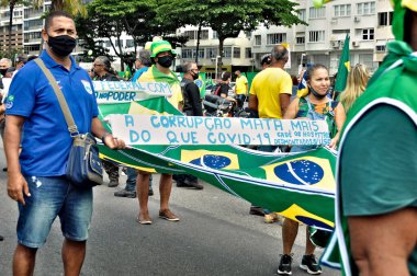 Copacabana İşçi Bayramı 'nda Pro Bolsonaro gösterisi. 1 Mayıs 2021, Rio de Janeiro, Brezilya: Posterler, pankartlar, bayraklar ve sağlam arabalarla donatılmış protestocular sesli bir oylama talep ediyor, askeri müdahaleyi destekliyorlar