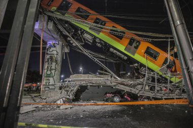 4 Mayıs 2021 'de Mexico City, Meksika' da meydana gelen kazadan sonra en az 23 ölü ve 79 yaralı Olivos İstasyonu 'nun 12 numaralı metro kazasında hayatını kaybeden kurbanların cesetlerini kurtarmak için kurtarma çalışmaları yapıldı.,