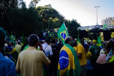 Başkan Bolsonaro 'ya destek gösterisi. 1 Mayıs 2021, Porto Alegre, Brezilya. Protestocular, bu Cumartesi (1), Brezilya 'nın Porto Alegre kentindeki Parque Moinhos de vento' da toplanarak, Cumhurbaşkanı Jair Bolsonaro 'ya destek afişleri astılar.