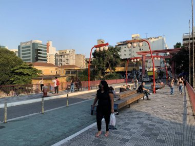 Sao Paulo 'da iklim ve sonbahar. 3 Mayıs 2021, Sao Paulo, Brezilya. Sao Paulo 'nun merkezindeki Liberdade Mahallesi' nde, güneşli bir öğleden sonra (3))