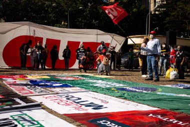  Uluslararası İşçi Bayramı 'nda gösteri. 1 Mayıs 2021, Porto Alegre, Brezilya: Birlik merkezleri 1 Mayıs 'ta, Uluslararası İşçi Bayramı' nda ve ömür boyu bir devlet ve dayanışma eylemi gerçekleştirdiler. Gösteri bu cumartesi Porto Alegre 'nin önünde yapılacak.