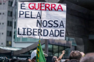 Başkan Bolsonaro 'ya destek gösterisi. 1 Mayıs 2021, Porto Alegre, Brezilya. Protestocular, bu Cumartesi (1), Brezilya 'nın Porto Alegre kentindeki Parque Moinhos de vento' da toplanarak, Cumhurbaşkanı Jair Bolsonaro 'ya destek afişleri astılar.