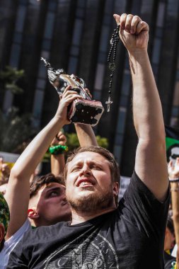 Başkan Bolsonaro 'ya destek gösterisi. 1 Mayıs 2021, Porto Alegre, Brezilya. Protestocular, bu Cumartesi (1), Brezilya 'nın Porto Alegre kentindeki Parque Moinhos de vento' da toplanarak, Cumhurbaşkanı Jair Bolsonaro 'ya destek afişleri astılar.