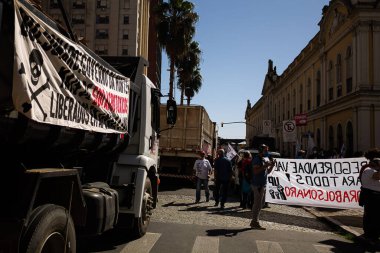  Uluslararası İşçi Bayramı 'nda gösteri. 1 Mayıs 2021, Porto Alegre, Brezilya: Birlik merkezleri 1 Mayıs 'ta, Uluslararası İşçi Bayramı' nda ve ömür boyu bir devlet ve dayanışma eylemi gerçekleştirdiler. Gösteri bu cumartesi Porto Alegre 'nin önünde yapılacak.