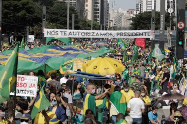 Başkan Bolsonaro 'ya destek gösterisi. 1 Mayıs 2021, Porto Alegre, Brezilya. Protestocular, bu Cumartesi (1), Brezilya 'nın Porto Alegre kentindeki Parque Moinhos de vento' da toplanarak, Cumhurbaşkanı Jair Bolsonaro 'ya destek afişleri astılar.