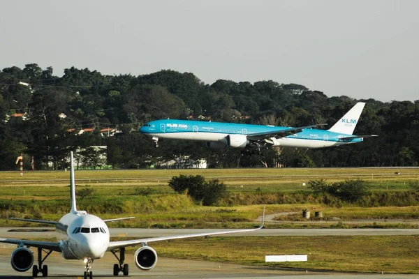 Aankomst Van Doses Van Het Astrazeneca Vaccin Luchthaven Van Guarulhos — Stockfoto