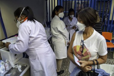 Sao Paulo 'da Pfizer aşısı. 6 Mayıs 2021, Sao Paulo, Brezilya. UBS Nossa Senhora do Brasil 'de Pfizer bağışıklık sistemiyle Covid-19' a karşı aşılamak için sıraya girmiş insanlar - Doktor Armando D 'Arienzo, Bela Vista' da