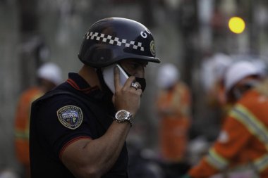 Rio de Janeiro 'daki Jacarezinho gecekondu mahallesinde polis operasyonu. 6 Mayıs 2021, Rio de Janeiro, Brezilya. Rio Janeiro 'daki Jacarezinho' daki operasyondan sonra sivil polis silah, uyuşturucu ve kaçakçılıktan elde edilen ürünleri sunar.
