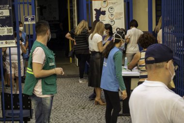 Sao Paulo 'da Pfizer aşısı. 6 Mayıs 2021, Sao Paulo, Brezilya. UBS Nossa Senhora do Brasil 'de Pfizer bağışıklık sistemiyle Covid-19' a karşı aşılamak için sıraya girmiş insanlar - Doktor Armando D 'Arienzo, Bela Vista' da