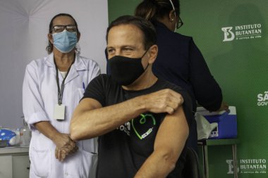 Sao Paulo Valisi Joao Doria 'ya Coronavac aşısı yapıldı. 7 Mayıs 2021, Sao Palo, Brezilya. Sao Paulo valisi Joao Doria (PSDB) ve First Lady Bia Doria, bir doz Coronavac alır.