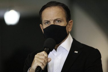 Sao Paulo hükümetinin koronavirüs salgınıyla ilgili basın toplantısı. 7 Mayıs 2021, Sao Paulo, Brezilya. Sao Paulo Valisi Joao Doria (PSDB), Sao Paulo 'nun genel merkezi olan Palacio dos Bandeirantes' de düzenlediği basın toplantısında 