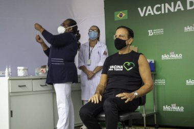 Sao Paulo Valisi Joao Doria 'ya Coronavac aşısı yapıldı. 7 Mayıs 2021, Sao Palo, Brezilya. Sao Paulo valisi Joao Doria (PSDB) ve First Lady Bia Doria, bir doz Coronavac alır.