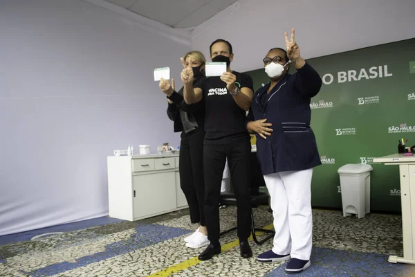 サンパウロ州知事ジョアオ ドリアはコロナバック予防接種を受けている 2021年5月7日ブラジル サンパウロ サンパウロ州知事ジョアオ ドーリア Psdb と最初の女性 ドーリアは 免疫剤コロナバックの用量を受け取ります — ストック写真