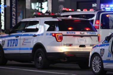 Times Meydanı 'nda 2 Kadın ve Bir Bebek Vuruldu. 8 Mayıs 2020, New York, ABD: Times Meydanı 'nda iki kadın ve bir çocuğu vurduktan sonra bir polis insan avı. 23 ve 43 yaşlarındaki iki kadın ve 4 yaşındaki bir çocuk bacağından vuruldu.