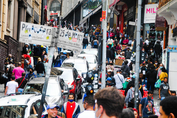 Movement in commerce in Sao Paulo for Mothers Day. May 8, 2021, Sao Paulo, Brazil. Intense consumer movement for Mothers Day shopping on 25 de Marco Street, a traditional popular shopping spot in the center of Sao Paulo, this Saturday afternoon