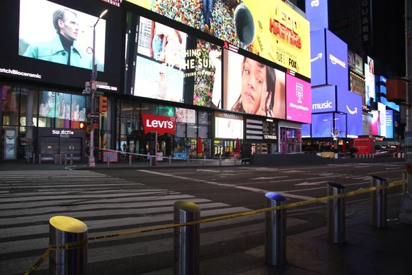 Twee Vrouwen Een Peuter Neergeschoten Times Square Mei 2020 New — Stockfoto