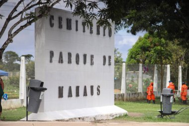 Manaus 'taki mezarlıklarda hareket. 8 Mayıs 2021, Manaus, Brezilya. Manaus 'taki kamusal ve özel mezarlıklar Anneler Günü' ne istinaden popüler ziyaretler için yetkilendirilmişti. Belediye Resmi Gazetesi 'nde yayınlanan bir kararname 