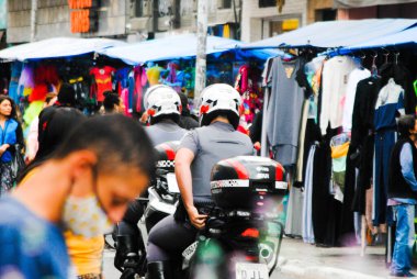 Anneler Günü için Sao Paulo 'da ticaret hareketi. 8 Mayıs 2021, Sao Paulo, Brezilya. Bu cumartesi öğleden sonra Sao Paulo 'nun merkezinde geleneksel popüler bir alışveriş merkezi olan 25 de Marco Caddesi' nde anneler günü alışverişi için yoğun tüketici hareketi