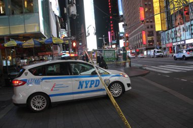 Times Meydanı 'nda 2 Kadın ve Bir Bebek Vuruldu. 8 Mayıs 2020, New York, ABD: Times Meydanı 'nda iki kadın ve bir çocuğu vurduktan sonra bir polis insan avı. 23 ve 43 yaşlarındaki iki kadın ve 4 yaşındaki bir çocuk bacağından vuruldu.