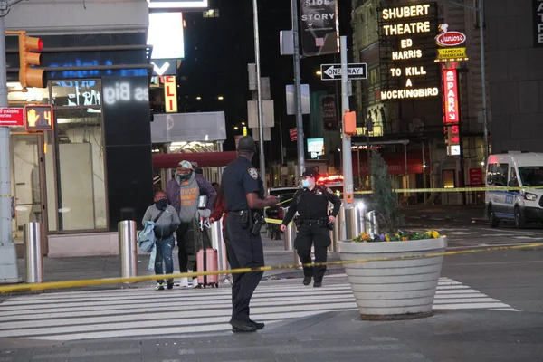 2タイムズスクエアで女性と幼児のショット 2020年5月8日 アメリカ ニューヨーク州 タイムズスクエアで2人の女性と1人の幼児を撃った後 警察の捜索隊 23歳と43歳の2人の女性と足で撃たれた4歳の幼児は 近くに連れて行かれました — ストック写真