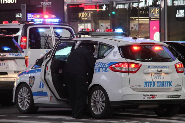 2タイムズスクエアで女性と幼児のショット 2020年5月8日 アメリカ ニューヨーク州 タイムズスクエアで2人の女性と1人の幼児を撃った後 警察の捜索隊 23歳と43歳の2人の女性と足で撃たれた4歳の幼児は 近くに連れて行かれました — ストック写真