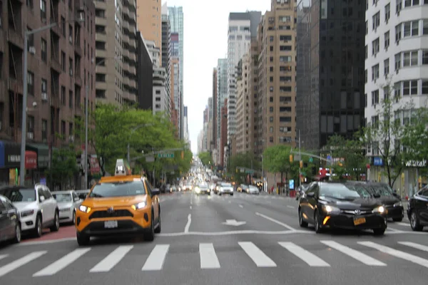 纽约市的母亲节街道庆祝Covid 2021年5月8日 美国纽约 在纽约庆祝母亲节期间 人员和车辆的流动及其对Covid 19的限制 — 图库照片