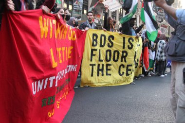 New York 'ta Özgür Filistin Protestosu. 11 Mayıs 2021, New York, ABD: Bazı Filistinliler ve sempatizanlar New York 'ta İsrail' in Gazze Şeridi 'ndeki hava saldırılarını protesto ediyorlar. Protestocular Columbus Meydanı 'na kadar Times Meydanı boyunca yürüdüler.