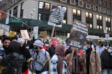 New York 'ta Özgür Filistin Protestosu. 11 Mayıs 2021, New York, ABD: Bazı Filistinliler ve sempatizanlar New York 'ta İsrail' in Gazze Şeridi 'ndeki hava saldırılarını protesto ediyorlar. Protestocular Columbus Meydanı 'na kadar Times Meydanı boyunca yürüdüler.