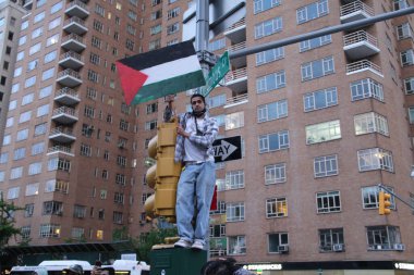 New York 'ta Özgür Filistin Protestosu. 11 Mayıs 2021, New York, ABD: Bazı Filistinliler ve sempatizanlar New York 'ta İsrail' in Gazze Şeridi 'ndeki hava saldırılarını protesto ediyorlar. Protestocular Columbus Meydanı 'na kadar Times Meydanı boyunca yürüdüler.