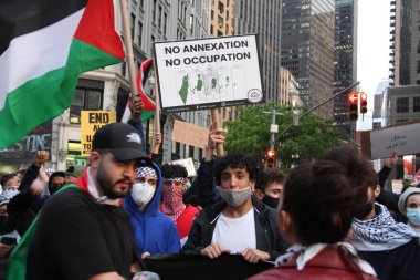 New York 'ta Özgür Filistin Protestosu. 11 Mayıs 2021, New York, ABD: Bazı Filistinliler ve sempatizanlar New York 'ta İsrail' in Gazze Şeridi 'ndeki hava saldırılarını protesto ediyorlar. Protestocular Columbus Meydanı 'na kadar Times Meydanı boyunca yürüdüler.
