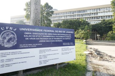 (Rio de Janeiro Federal Üniversitesi Bina Cephesi, 12 Mayıs 2021, Rio de Janeiro, Brezilya: Rio de Janeiro Federal Üniversitesi (Rio de Janeiro Federal Üniversitesi) binası, Ilha do Fundao, Rio bölgesinin kuzey bölgesinde yer almaktadır.