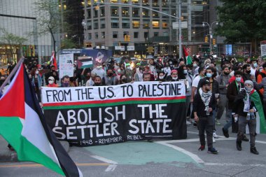 New York 'ta Özgür Filistin Protestosu. 11 Mayıs 2021, New York, ABD: Bazı Filistinliler ve sempatizanlar New York 'ta İsrail' in Gazze Şeridi 'ndeki hava saldırılarını protesto ediyorlar. Protestocular Columbus Meydanı 'na kadar Times Meydanı boyunca yürüdüler.