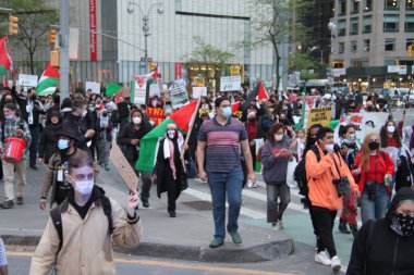 New York 'ta Özgür Filistin Protestosu. 11 Mayıs 2021, New York, ABD: Bazı Filistinliler ve sempatizanlar New York 'ta İsrail' in Gazze Şeridi 'ndeki hava saldırılarını protesto ediyorlar. Protestocular Columbus Meydanı 'na kadar Times Meydanı boyunca yürüdüler.