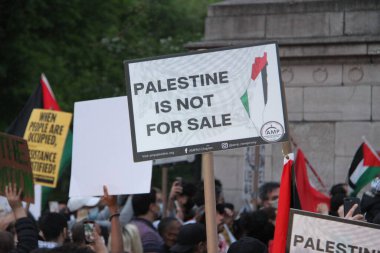 New York 'ta Özgür Filistin Protestosu. 11 Mayıs 2021, New York, ABD: Bazı Filistinliler ve sempatizanlar New York 'ta İsrail' in Gazze Şeridi 'ndeki hava saldırılarını protesto ediyorlar. Protestocular Columbus Meydanı 'na kadar Times Meydanı boyunca yürüdüler.