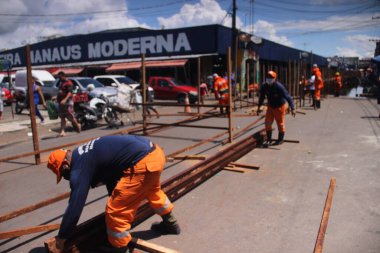 Manaus 'taki selin yol açtığı darbeleri azaltmak için köprüler inşa ediliyor. 11 Mayıs 2021, Manaus, Brezilya: 10 Mayıs Pazartesi günü 29.47 metrelik kotaya ulaşan Negro Nehri 'nin taşması ile, belediyenin sivil savunması 