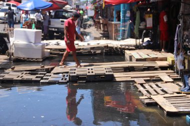 Manaus 'taki selin yol açtığı darbeleri azaltmak için köprüler inşa ediliyor. 11 Mayıs 2021, Manaus, Brezilya: 10 Mayıs Pazartesi günü 29.47 metrelik kotaya ulaşan Negro Nehri 'nin taşması ile, belediyenin sivil savunması 