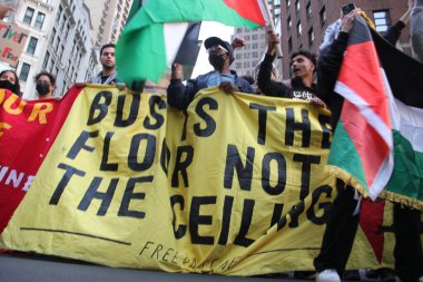 New York 'ta Özgür Filistin Protestosu. 11 Mayıs 2021, New York, ABD: Bazı Filistinliler ve sempatizanlar New York 'ta İsrail' in Gazze Şeridi 'ndeki hava saldırılarını protesto ediyorlar. Protestocular Columbus Meydanı 'na kadar Times Meydanı boyunca yürüdüler.