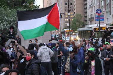 New York 'ta Özgür Filistin Protestosu. 11 Mayıs 2021, New York, ABD: Bazı Filistinliler ve sempatizanlar New York 'ta İsrail' in Gazze Şeridi 'ndeki hava saldırılarını protesto ediyorlar. Protestocular Columbus Meydanı 'na kadar Times Meydanı boyunca yürüdüler.