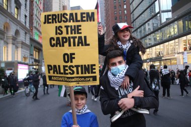 New York 'ta Özgür Filistin Protestosu. 11 Mayıs 2021, New York, ABD: Bazı Filistinliler ve sempatizanlar New York 'ta İsrail' in Gazze Şeridi 'ndeki hava saldırılarını protesto ediyorlar. Protestocular Columbus Meydanı 'na kadar Times Meydanı boyunca yürüdüler.
