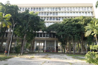 (Rio de Janeiro Federal Üniversitesi Bina Cephesi, 12 Mayıs 2021, Rio de Janeiro, Brezilya: Rio de Janeiro Federal Üniversitesi (Rio de Janeiro Federal Üniversitesi) binası, Ilha do Fundao, Rio bölgesinin kuzey bölgesinde yer almaktadır.