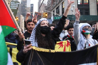 New York 'ta Özgür Filistin Protestosu. 11 Mayıs 2021, New York, ABD: Bazı Filistinliler ve sempatizanlar New York 'ta İsrail' in Gazze Şeridi 'ndeki hava saldırılarını protesto ediyorlar. Protestocular Columbus Meydanı 'na kadar Times Meydanı boyunca yürüdüler.