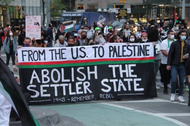 New York 'ta Özgür Filistin Protestosu. 11 Mayıs 2021, New York, ABD: Bazı Filistinliler ve sempatizanlar New York 'ta İsrail' in Gazze Şeridi 'ndeki hava saldırılarını protesto ediyorlar. Protestocular Columbus Meydanı 'na kadar Times Meydanı boyunca yürüdüler.