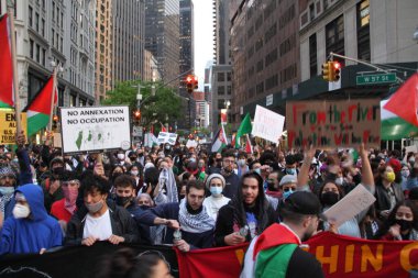 New York 'ta Özgür Filistin Protestosu. 11 Mayıs 2021, New York, ABD: Bazı Filistinliler ve sempatizanlar New York 'ta İsrail' in Gazze Şeridi 'ndeki hava saldırılarını protesto ediyorlar. Protestocular Columbus Meydanı 'na kadar Times Meydanı boyunca yürüdüler.