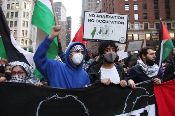 ニューヨークの無料パレスチナ抗議 2021年5月11日 アメリカ ニューヨーク ガザでイスラエルの空爆に抗議するパレスチナ人や共感者がニューヨーク市内で抗議活動を行っている 抗議者たちはタイムズ スクエアを通ってコロンバス サークルまで行進した — ストック写真