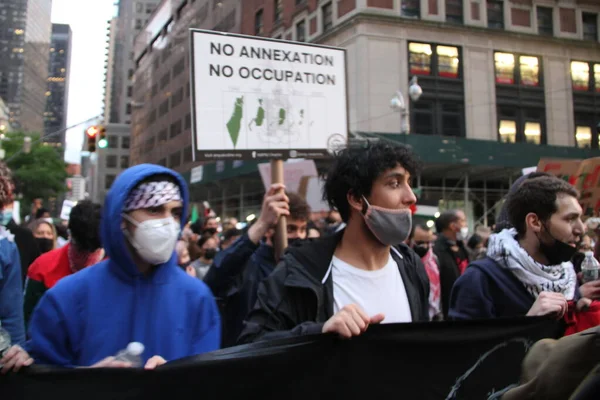 自由巴勒斯坦抗议在纽约 2021年5月11日 美国纽约 一些巴勒斯坦人和同情者在纽约市抗议以色列对加沙地带的空袭 抗议者沿着时代广场游行 直到哥伦布广场 — 图库照片