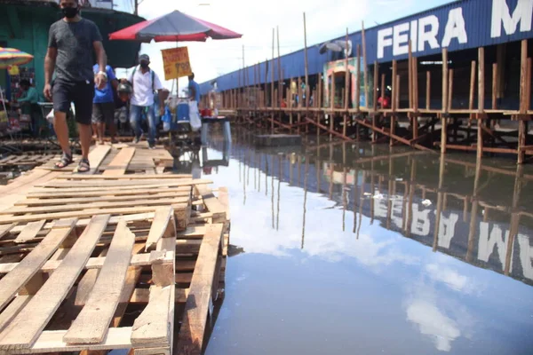 マナウスの洪水による影響を軽減するための橋の建設 5月11 2021 マナウス ブラジル 月曜日 に29 47メートルのクォータに達したネグロ川の洪水で 自治体の市民防衛 — ストック写真