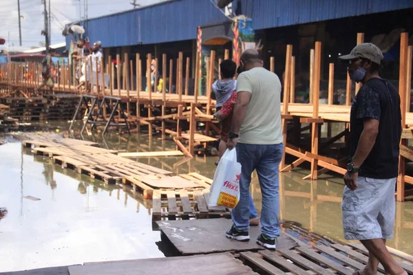 マナウスの洪水による影響を軽減するための橋の建設 5月11 2021 マナウス ブラジル 月曜日 に29 47メートルのクォータに達したネグロ川の洪水で 自治体の市民防衛 — ストック写真