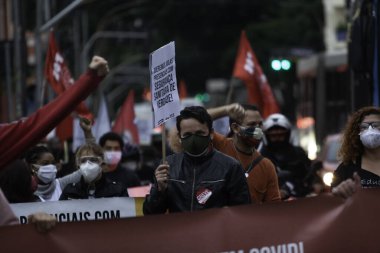Sao Paulo 'da eğitim profesyonelleri protesto ediyor. 13 Mayıs 2021, Sao Paulo, Brezilya: Eğitim profesyonelleri ve öğrencileri Sao Paulo şehir merkezindeki Brigadeiro Luis Antonio Bulvarı 'nda protesto gösterisi 