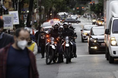 Sao Paulo 'da eğitim profesyonelleri protesto ediyor. 13 Mayıs 2021, Sao Paulo, Brezilya: Eğitim profesyonelleri ve öğrencileri Sao Paulo şehir merkezindeki Brigadeiro Luis Antonio Bulvarı 'nda protesto gösterisi 
